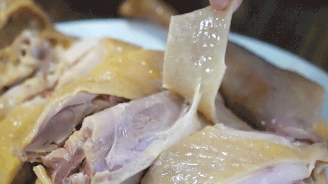 看这块鸡皮！满满的胶原蛋白，相当脆弹