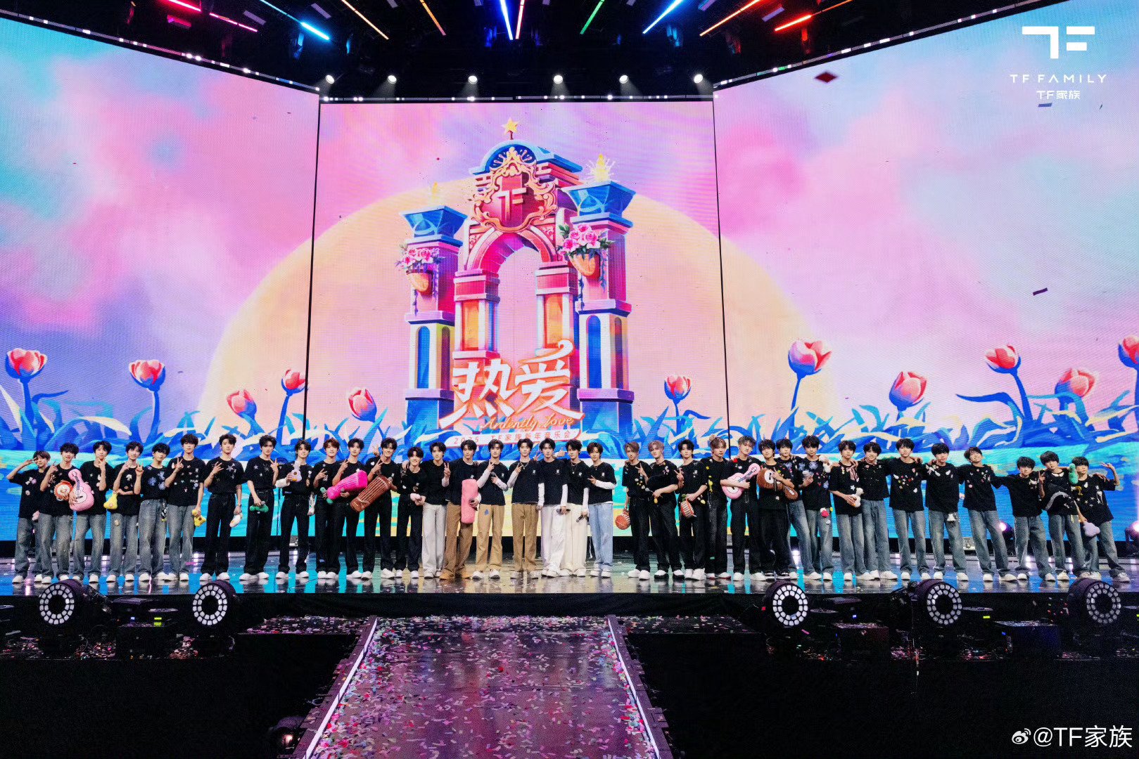 TF家族2025新年音乐会合照有,是二三四代的同框吗,一整个有被壮观到了…|张真源|舞台_新浪新闻
