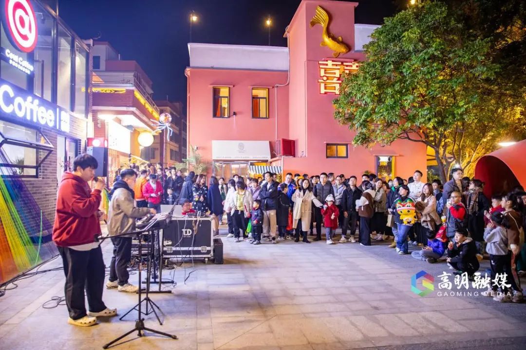 市民游客在街区驻足观看表演。