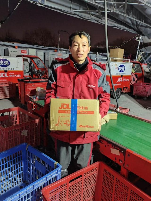 动手修路,拾金不昧,京东小哥邵全连续三年春节坚守岗位