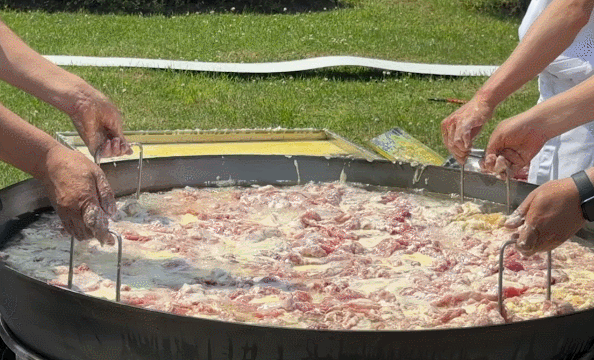 世界锅包肉大赛上，厨师们在制作“一米锅包肉”。张沫涵 摄