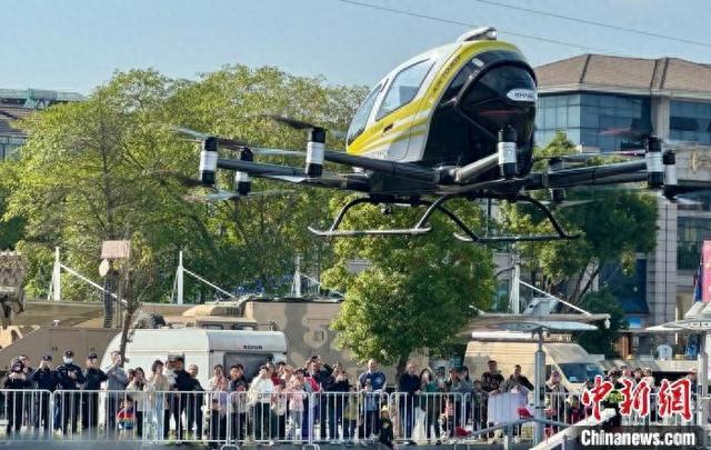 资料图：民众参观无人机模拟飞行。项菁 摄