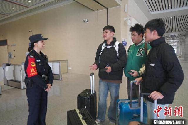 图为“双语”民警黄欣为越南留学生答疑解惑。陈大鹏 摄