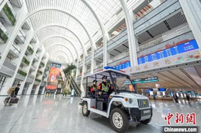 铁路民警在广州白云站内巡逻。广州铁路警方 供图