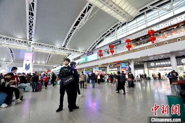 铁路警察在高铁站内巡逻。广州铁路警方 供图