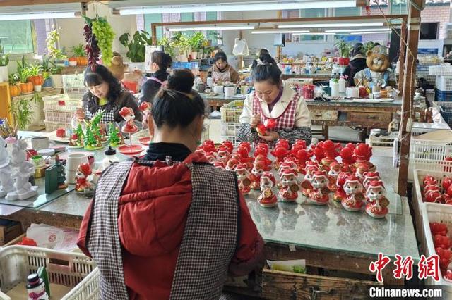 1月20日，德化陶瓷企业正加紧生产蛇年生肖瓷。 吴冠标 摄