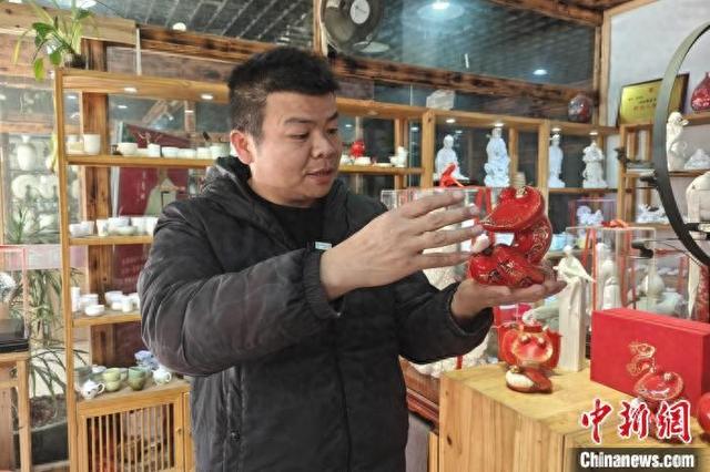 1月20日，福建省工艺美术大师陈为坦介绍蛇年生肖瓷《巳事如意》。 吴冠标 摄