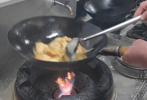 淋汁后的锅包肉色泽鲜亮。石洪宇 摄