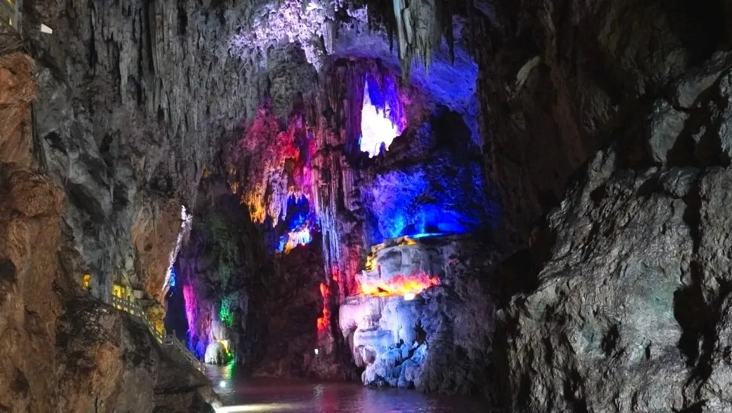 燕子洞 图源：“古城建水”微信公众号