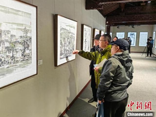 上海十方画院书画迎春展现场。 范宇斌 摄