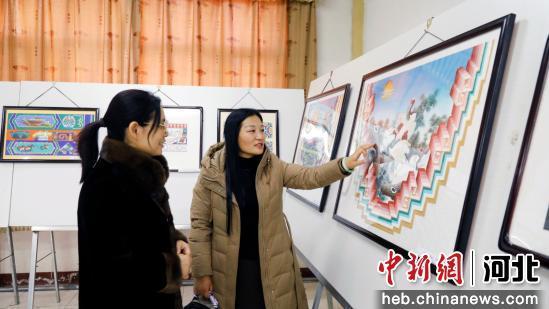 群众参观展览。郭恩桥摄