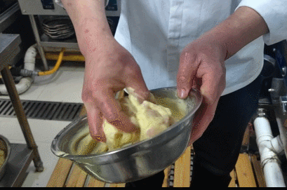 制作面粉糊。石洪宇 摄