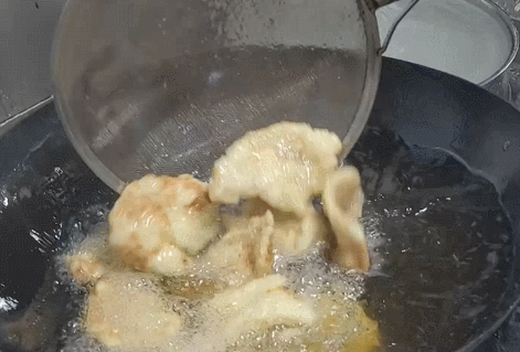 将肉片最后炸至金黄色。石洪宇 摄