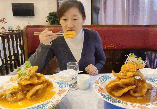 食客在品尝锅包肉。石洪宇 摄