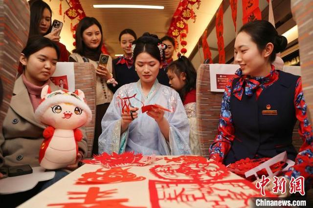 图为工作人员在高铁车厢内剪纸。卢键 摄