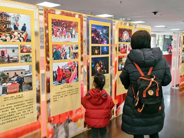 2025年1月22日,观众在国家图书馆参观“金蛇献瑞——乙巳蛇年春节非遗暨民俗摄影联展”。新华社记者 李明辉 摄