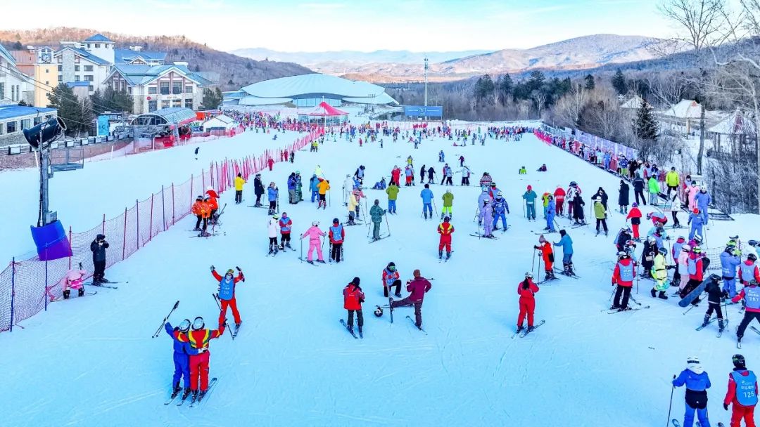 今冬，哈尔滨亚布力滑雪场游人如织。原勇 摄