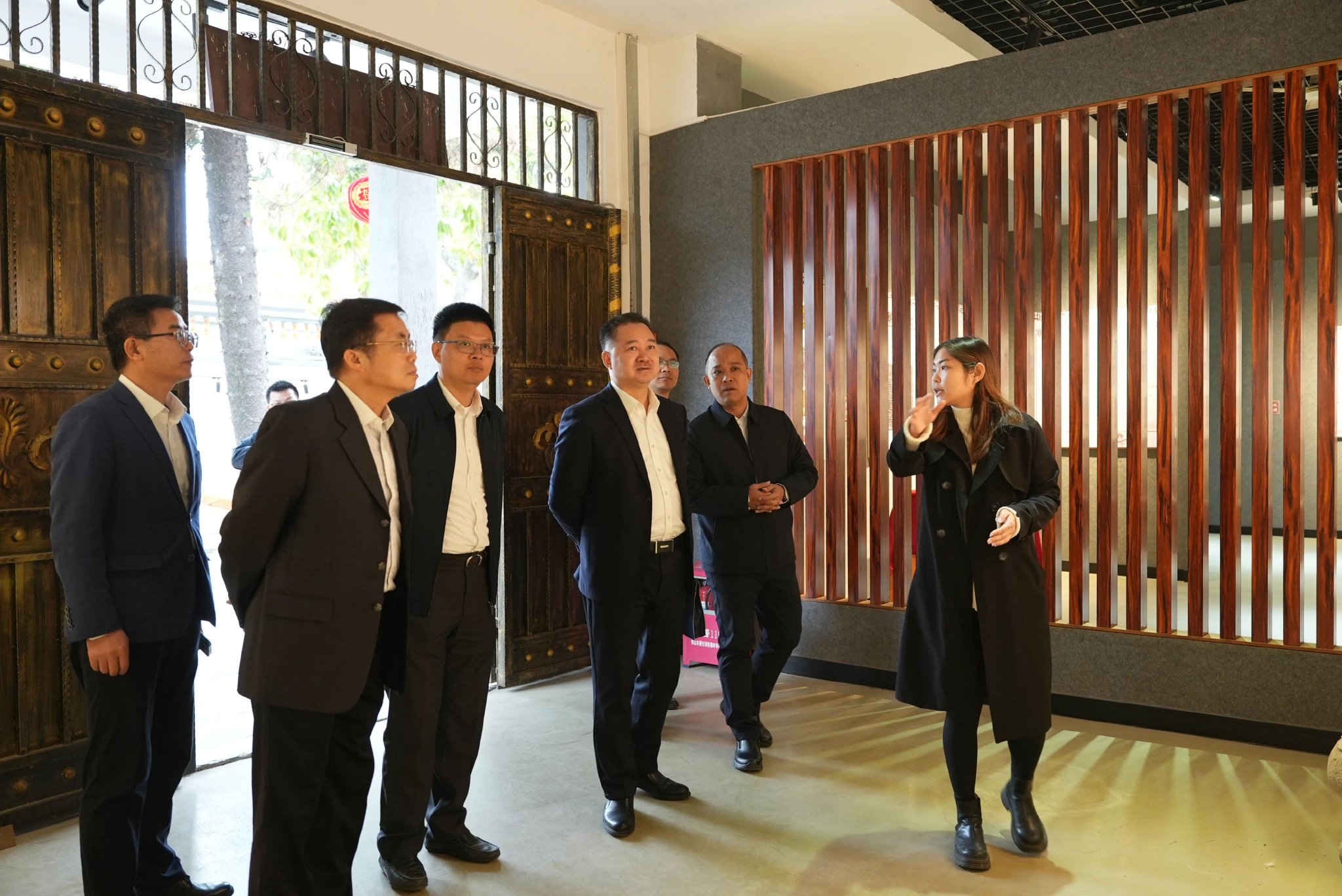 （李小军在王泽邦故里调研 图片来源：广药白云山）