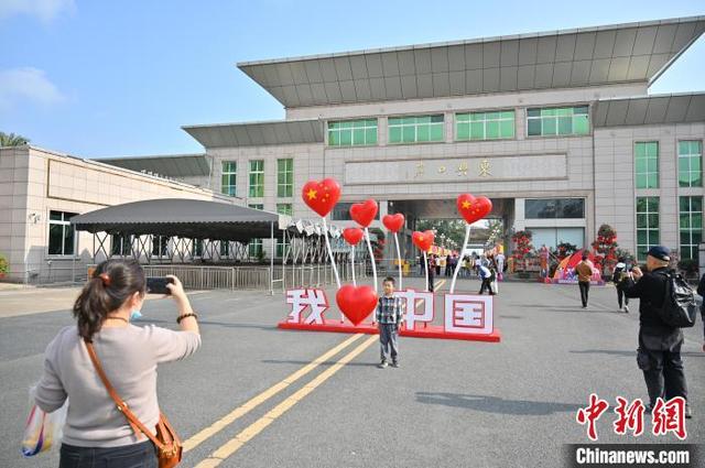 图为一孩童在东兴口岸留影。中新社记者 俞靖 摄