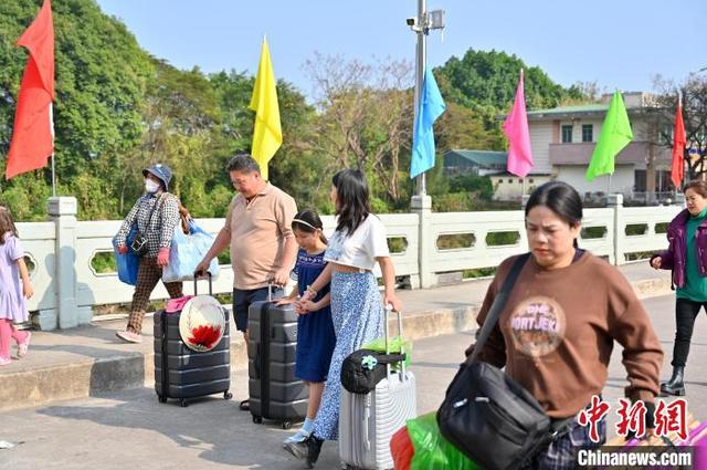图为游客从越南芒街口岸入境，归家过节。中新社记者 俞靖 摄