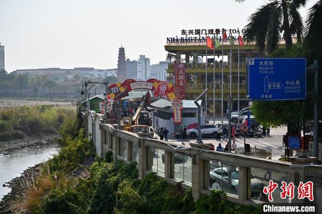 图为广西东兴国门景区打造新春集市。中新社记者 俞靖 摄