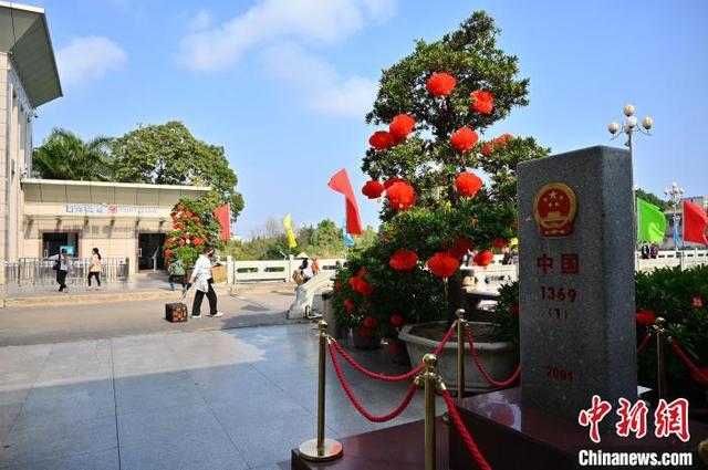 图为东兴口岸出入境通道挂上红灯笼，年味十足。中新社记者 俞靖 摄