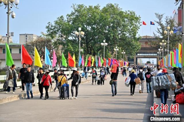 图为中越北仑河大桥上插起彩旗迎新春。中新社记者 俞靖 摄