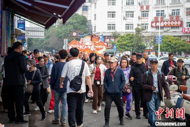 图为旅游团扎堆打卡边关风情。中新社记者 翟李强 摄