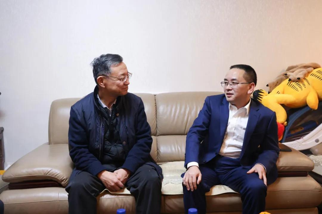 茅台集团党委书记,董事长张德芹来到陈敏,邹开良等老领导家中,与他们
