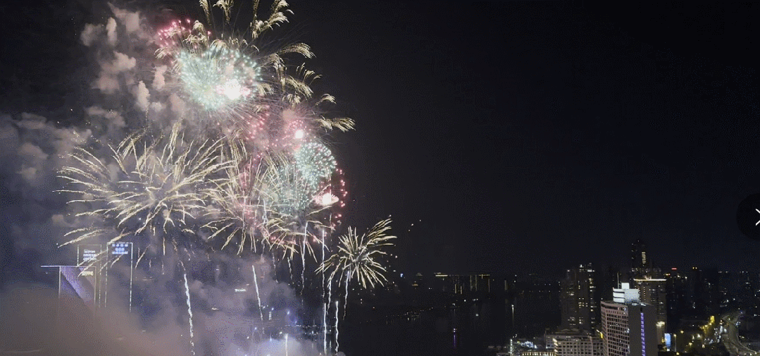 去年白鹅潭烟花汇演图。