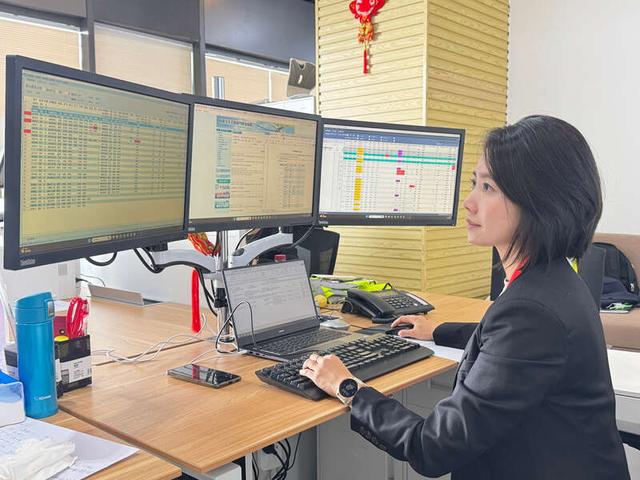 魏滔正在監(jiān)控航班，分析春運期間博鰲機場起降數(shù)據(jù)。中國東航供圖