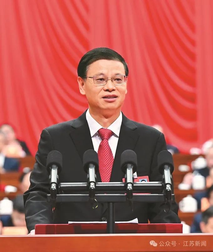 省长许昆林代表省人民政府向大会作政府工作报告。新华日报·交汇点记者 朱江 摄