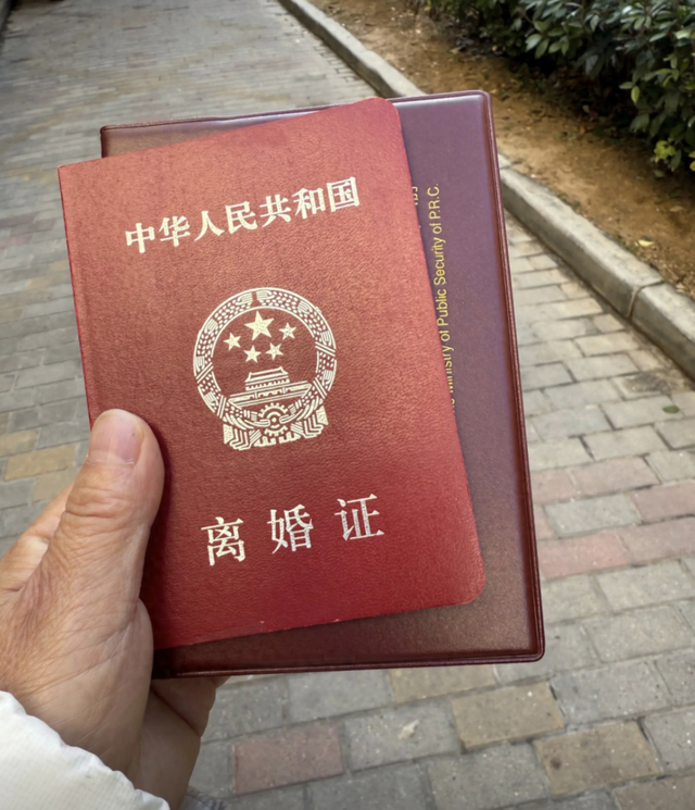 27日10时,@50岁阿姨自驾游发离婚证照片,官宣离婚,视频文案:始于1986