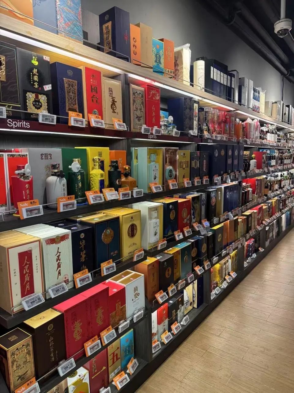 某超市白酒货架.时代财经摄