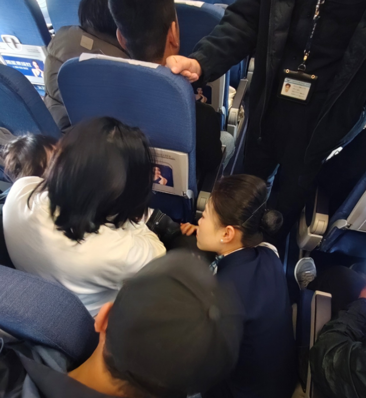 一名儿童旅客因噎住失去意识。重庆江北国际机场供图