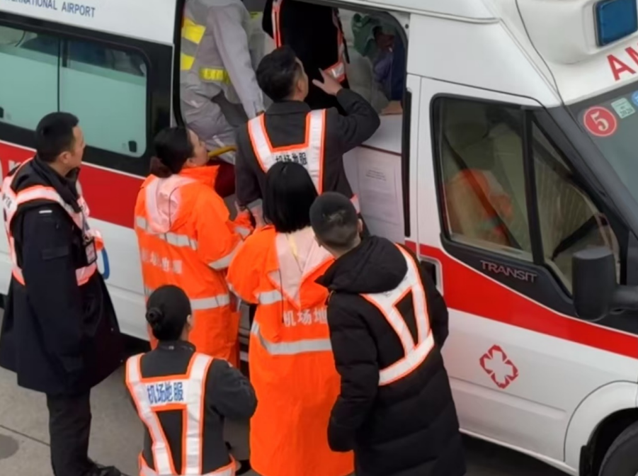急救处置。重庆江北国际机场供图