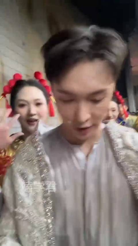 张艺兴、陈伟霆、朱亚文、任敏、金晨、黄子弘凡、张含韵央视春晚后台视频…|张艺兴|任敏|张含韵_新浪新闻