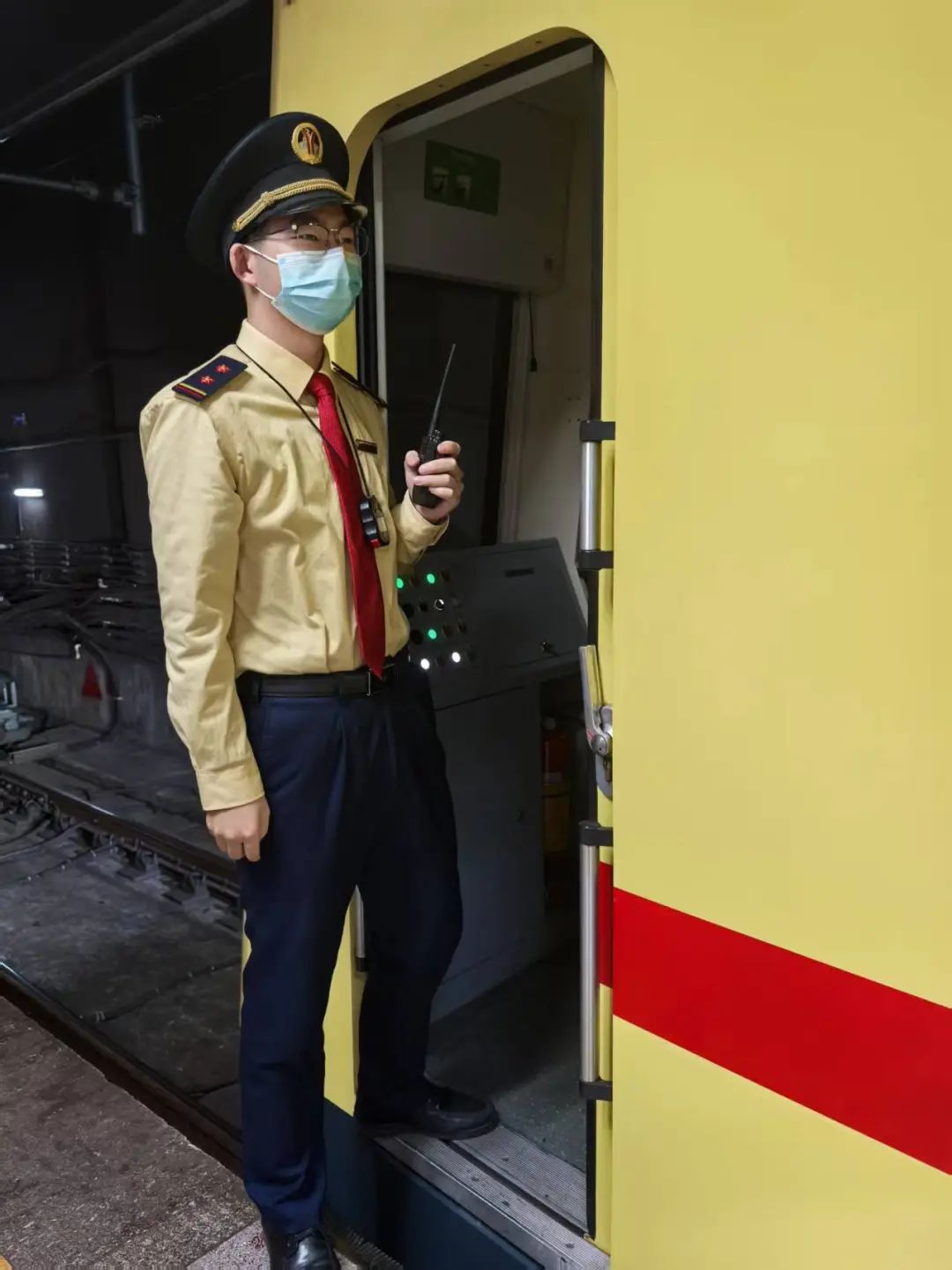 【新春走基层】地铁司机李汉程:手柄重四两,责任重千金!这个春节,我在