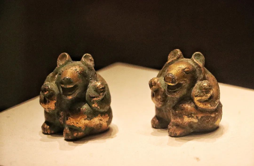 鎏金熊形青铜镇