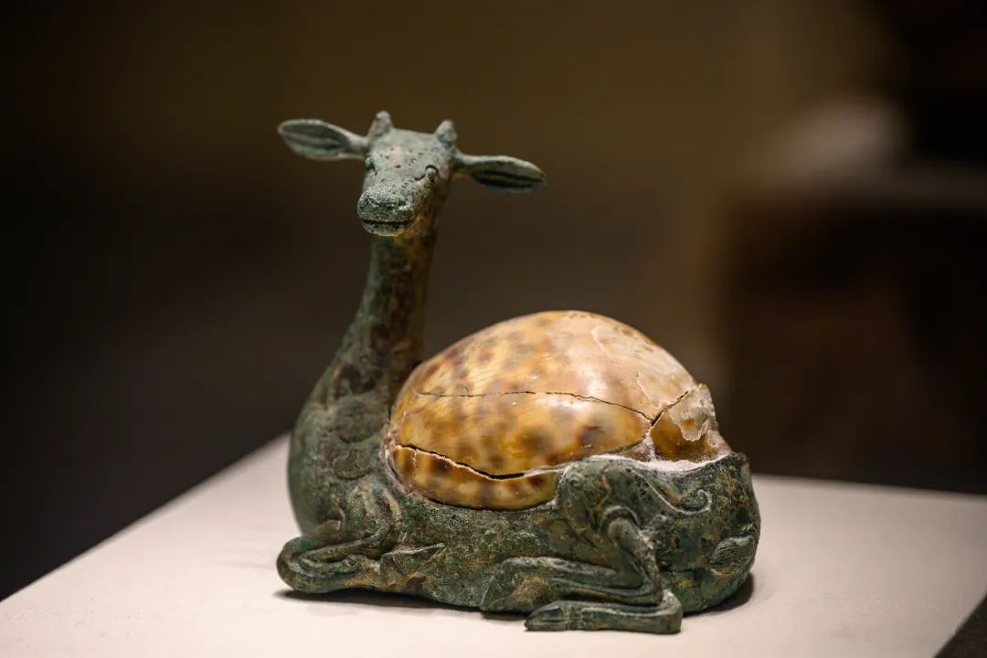 嵌贝鹿形青铜镇