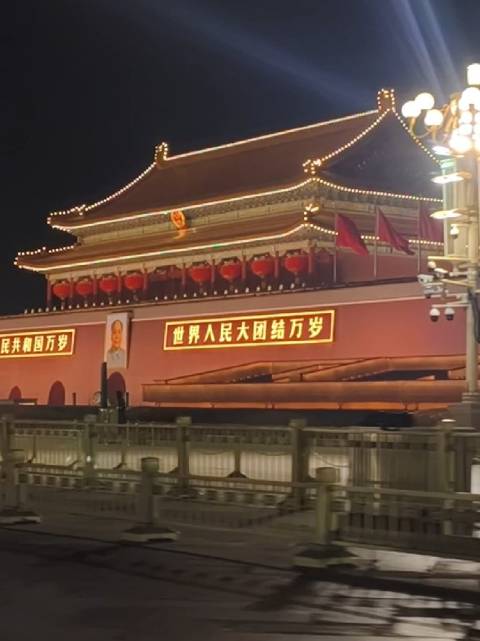 这辈子在北京四十六年了，第一次见除夕夜的天安门，很安静很凝重又很亲切|天安门_新浪新闻
