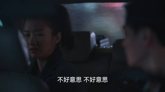 为在嫌犯的车上安装跟踪器,徐蔓@李之夏_ 大秀演技假装上错车…_新浪新闻