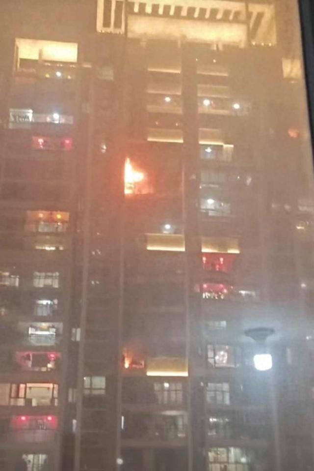 福建一高层住宅因燃放烟花突发火灾,休假中的上海消防员救出两位老人|火灾_新浪财经_新浪网
