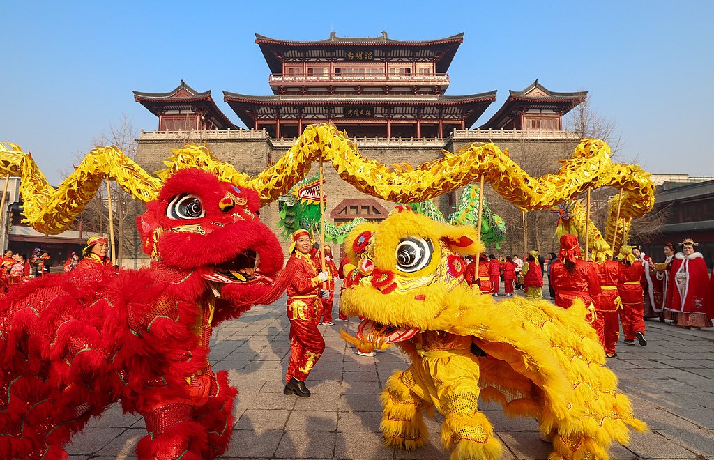 市古城开展的大年初一民俗大拜年活动中,民间艺人进行舞龙舞狮表演