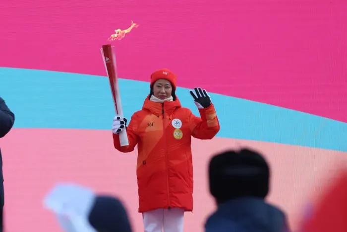 哈尔滨亚冬会火炬传递活动正式开始 第一棒火炬手为申雪|火炬_新浪财经_新浪网