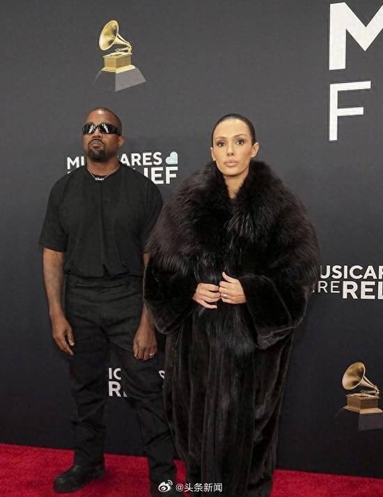 曝侃爷和妻子不请自来被请出红毯|坎耶维斯特|格莱美|Kanye West|比安卡|大衣_新浪新闻