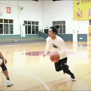 王鹤棣的不少球场视频都在去年的全明星周末之后出现在社交网络上，从视频中可以看出，他的基本功相当过硬。