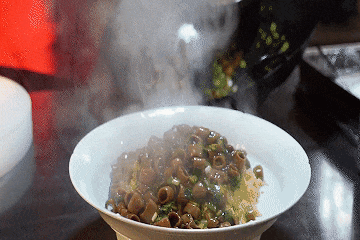 热气腾腾的海肠捞饭出锅。刘昊 摄