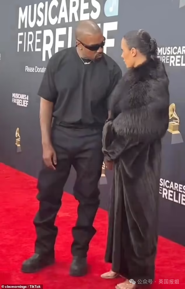 侃爷老婆穿全透明超短裙走红毯被保安赶走?网友怒骂:癫公癫婆又突破下限了......|侃爷_新浪财经_新浪网