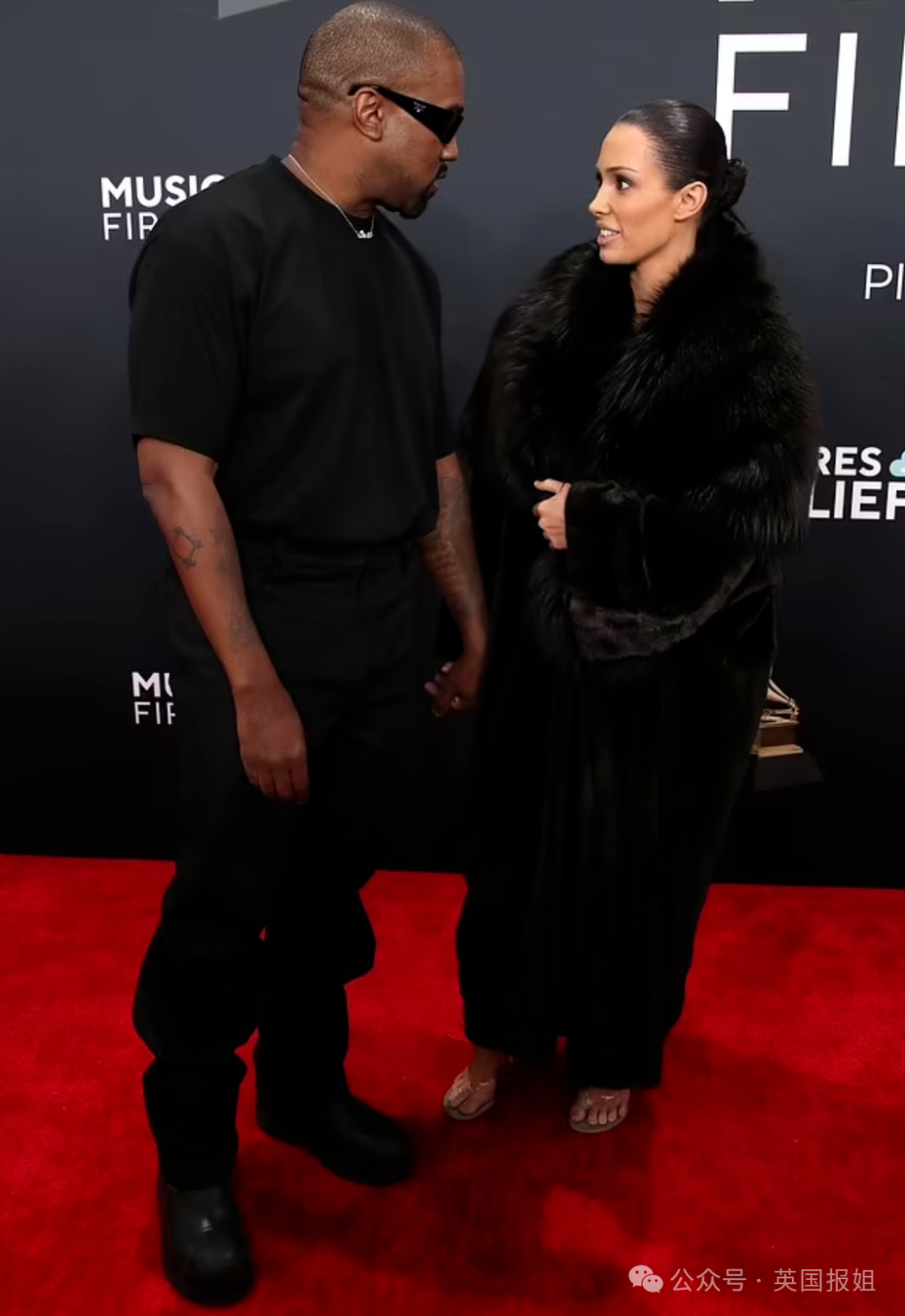 侃爷老婆穿全透明超短裙走红毯被保安赶走?网友怒骂:癫公癫婆又突破下限了......|侃爷_新浪财经_新浪网